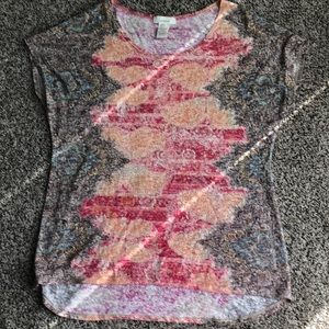 Short sleeve tee hi-low hem.